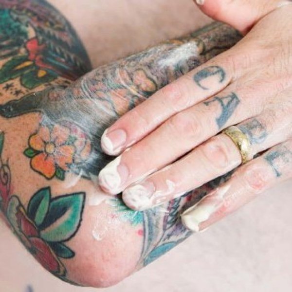 Disminuir el dolor del nuevo tatuaje con crema o spray anestésico